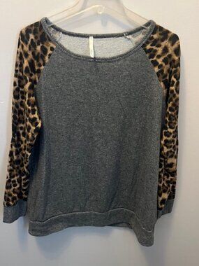 Women's Bellamie Gray Sweatshirt w\Animal Print long Sleeve. Size M, Ex Con